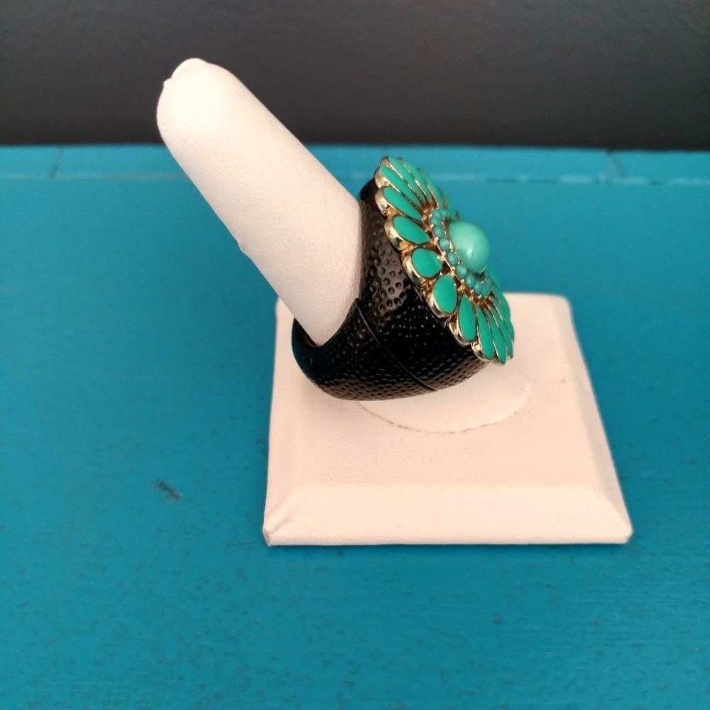 Stretch flower statement ring - Picture 3 of 6
